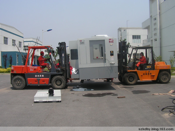 CNC機(jī)械裝卸搬運(yùn)